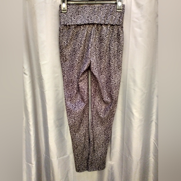 Coco + Carmen OMG Black and Gray Print Leggings - Picture 3 of 6